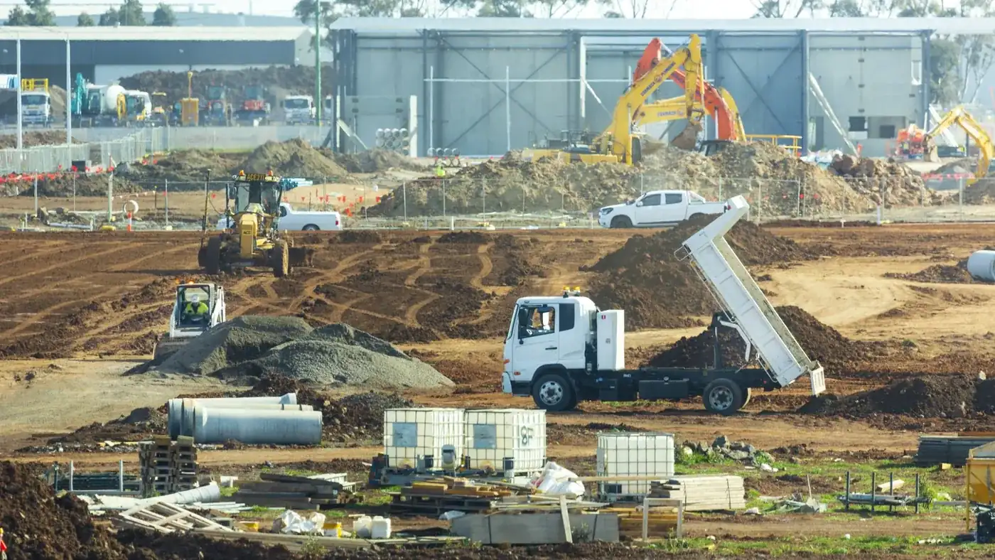 Chantier de terrassement : camion-benne, pelles et utilitaires légers partagent le même site